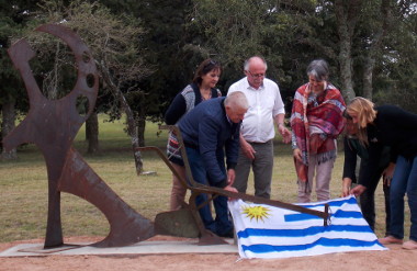 Autoridades y vecinos descubren la placa junto a la escultura