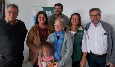 María Luz Morosoli en Lavalleja acompañada de sus nietos y las presidentas de MEVIR y el INC