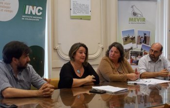 Autoridades del INC y MEVIR en la firma del convenio