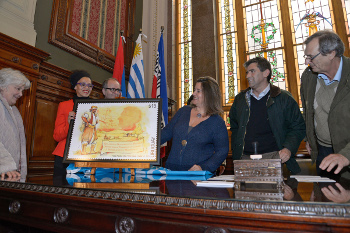 Autoridades del Correo Uruguayo, Colonización y Parlamentarios sostienen el cuadro que muestra la estampilla
