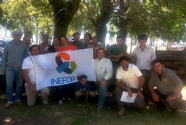 Colonos de Tacuarembó muestran sus diplomas luego del curso de gestión y producción agropecuaria