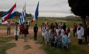 Niños, vecinos y autoridades cantan el himno nacional