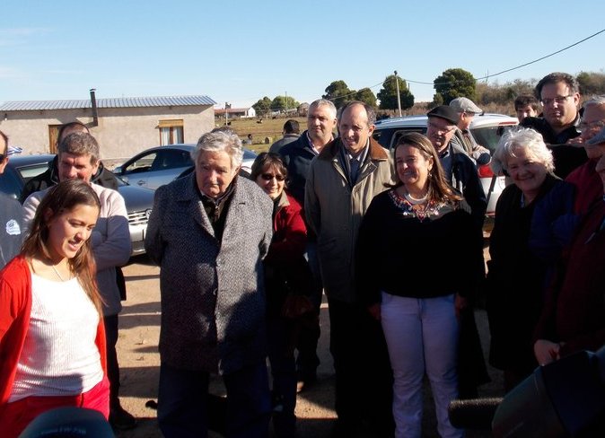 Presidente José Mujica, presidenta de Colonización, Jacqueline Gómez y colonos recorren las obras