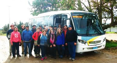Familias colonas y técnicos en la visita al Centro Sur de la Facultad de Agronomía de la Universidad de la República